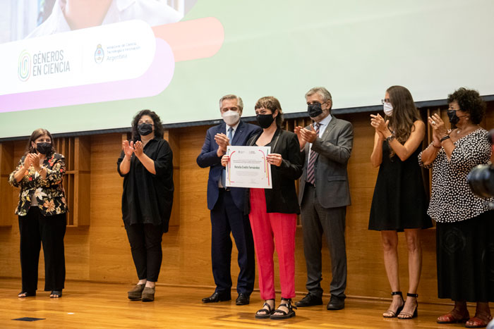  Entregan distinción a joven investigadora del CEVE por su labor científica